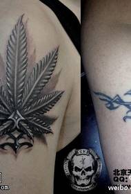 Patrón de tatuaxe de follas fermosas negras