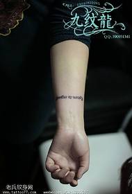 Semplice tatuaggio inglese al polso