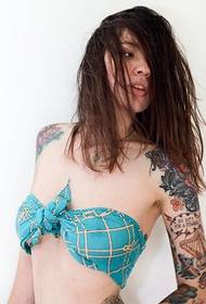 Сексуальная татуированная женщина в бикини