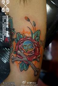 Divan uzorak tetovaže cvjetne lubanje u boji