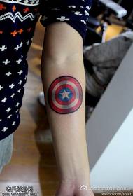 Rankos amerikiečių kapitono skydo tatuiruotės modelis