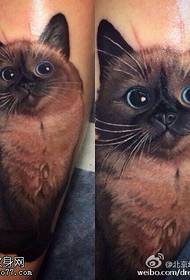 Ruskea söpö kissanpentu tatuointikuvio