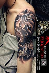 Tatuaggio braccio di loto