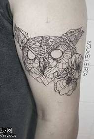 Wzór tatuażu ramię geometryczny element sowa