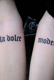 Anglická abeceda paže tetovanie