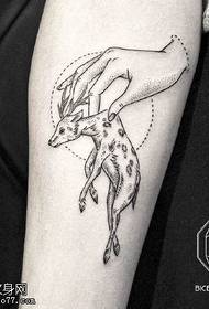 დახვეწილი წერტილი ეკლის ხელით pinch duiker tattoo ნიმუში