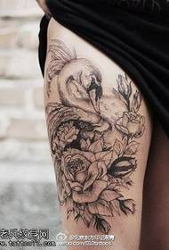 Ērkšķu rožu un zosu tetovējuma modelis