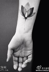Klasické krásné tetování lotosový vzor