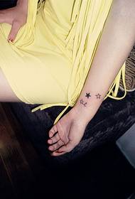 Utoto wa kike msichana rahisi tatoo