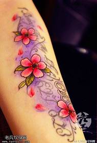 Beautifully model i tatuazhit të luleve të qershisë me lule