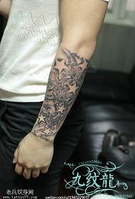 Dažādi skaisti piecu zvaigžņu ziedu tetovējumu modeļi