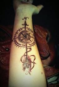 Приємно виглядає татуювання компаса на руці дівчини