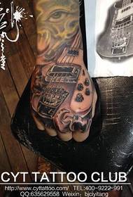 Tatuaj personalizat de instrument muzical pe spatele mâinii