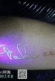 Personības fluorescējošs burtu rokas tetovējums