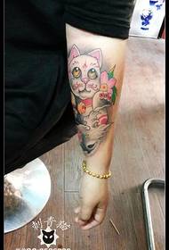 Bonic patró de tatuatge de gats de dibuixos animats