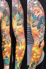 Kreatívne tetovanie kvetinových ramien