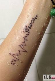 Tatuaje creativo de electrocardiograma de brazo pequeño en inglés