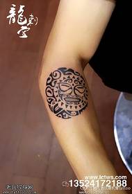 Klassiek vanille totem tattoo patroon