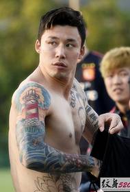 Gwiazda futbolu Zhang Linyi tatuaż na ramię