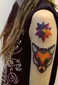 El tatuatge que coincideix amb els colors us ofereix diversió visual