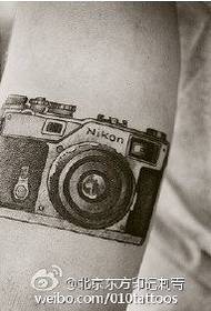 Zuri-beltzeko kamera kameraren tatuaje eredua