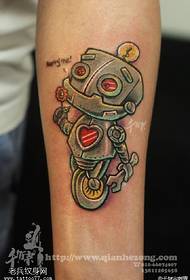 Mazs robota tetovējuma raksts uz rokas