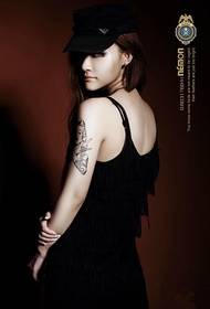 Tatuaggio femminile elegante temperamento