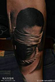 Maskad figur porträtt tatuering mönster