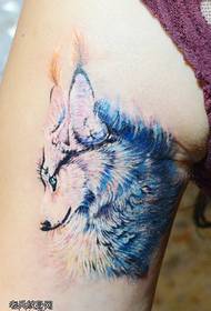 Krásne a tiché tetovanie bielej líšky