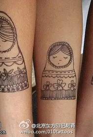 Modello di tatuaggio bambola di buon auspicio in stile bianco e nero