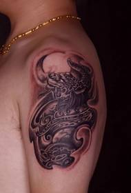 Persoan mei grutte earm fan 'e lokkige god beest tattoo