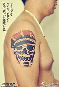Berretto a punta di braccio, disegno del tatuaggio con teschio piccolo
