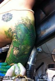 Unikalny wzór zielonego tatuażu koi