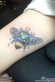Pola tattoo lebah éndah