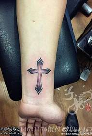 Pola cross tattoo yang menyegarkan dan sederhana