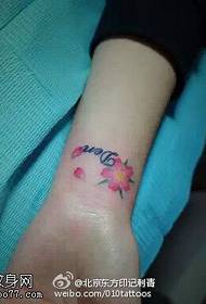 Modello di tatuaggio di fiori di ciliegio inglese fresco