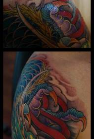 Modello di tatuaggio drago colorato bello