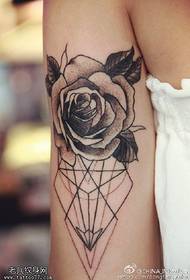 Klasisks rožu ģeometriskās līnijas tetovējums