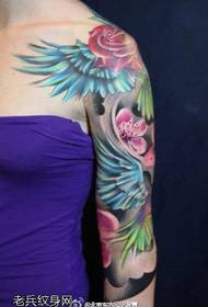 Klasický dobře vypadající krása květ paže tetování vzor