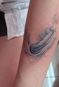 Personalità del braccio piccolo, bellissimo tatuaggio con piume