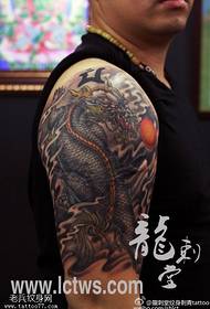 Patrón de tatuaxe de dragón dominador do brazo