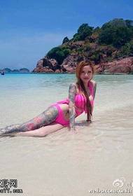 Tato seksi kecantikan tato di pantai