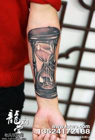 Qaabka loo yaqaan 'ሰዓት hourglass tattoo tattoo'