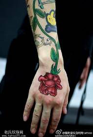 بازو نے روشن گلاب کا ٹیٹو نمونہ لپیٹا