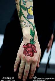 Modello di tatuaggio rosa brillante avvolto braccio