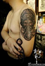 Κλασικό τατουάζ βραχίονα ελέφαντα θεού
