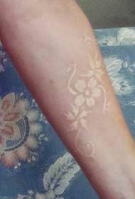 Arm mafashoni asingaoneki tattoo