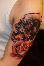 Grote arm dominante tattoo