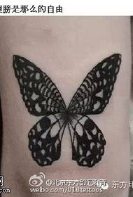 Realistiska svart fjärils tatuering mönster