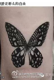 Modello di tatuaggio realistico farfalla nera